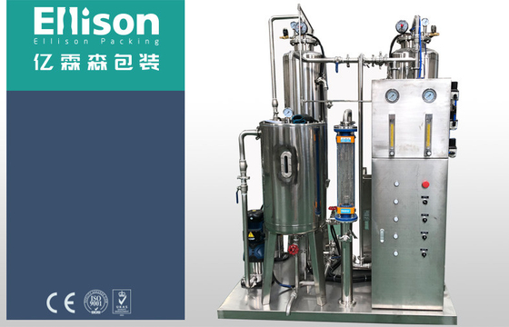 Τρεις ενωμένο με διοξείδιο του άνθρακα δεξαμενές αφρώδες ποτό γραμμών παραγωγής ποτών που κατασκευάζει τη μηχανή